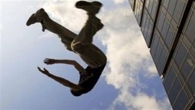 جهات التحقيق تعاين موقع سقوط شاب من الطابق الـ 12 بعين شمس