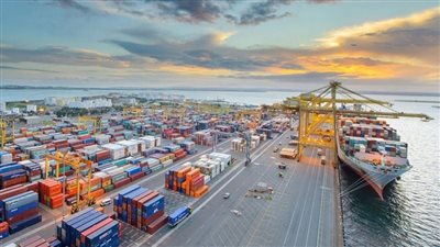 السعودية تعلن زيادة فترة إعفاء تخزين الحاويات لـ60 يومًا بميناء جدة للتخفيف عن قناة السويس