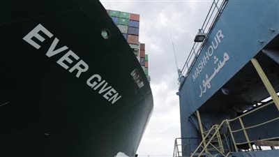 أحد الفنيين بكراكة مشهور: تعويم السفينة الجانحة معجزة.. و75 عاملًا ساهموا في تحريرها