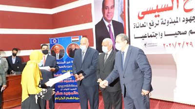 وزير القوى العاملة ومحافظ السويس يسلمان 65 عقد عمل لذوي الهمم والعزيمة بالمحافظة