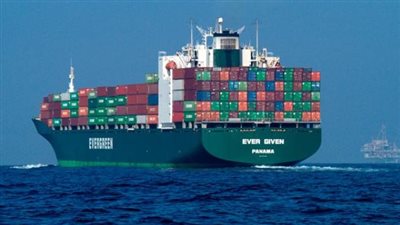 قناة السويس تنفي دفع راتب عامل الحفار المشارك في تعويم سفينة 