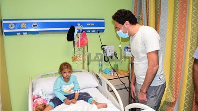 الفنان محمد سلام يرسم الابتسامة على وجوه المرضى بمستشفى شفاء الأورمان لسرطان الأطفال بالأقصر