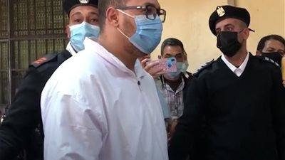 دفاع متحرش المعادي: موكلي مريض وليس مجرمًا.. ووالدته مصابة بالسرطان (فيديو)