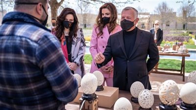 العاهل الأردني وقرينته يتفقدان منتجات الشباب أصحاب المشاريع الحرفية