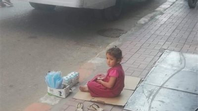 عمرها 4 أعوام.. التدخل السريع ينقذ طفلة تبيع المناديل بشوارع قنا