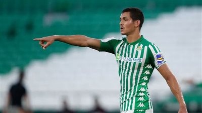 إنتر ميلان مهتم بالتعاقد مع مدافع ريال بيتيس