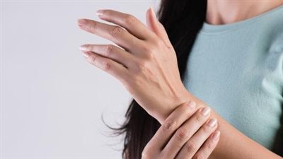 تعرف على أسباب وعلاج مشكلة تنميل الذراعين أثناء النوم