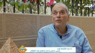 حكاية أول مطعم بمصر يقدم وجباته في الظلام (فيديو)