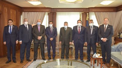 وفد برلماني يلتقي الفريق أسامة ربيع ويشيد بجهود الهيئة في أزمة السفينة الجانحة