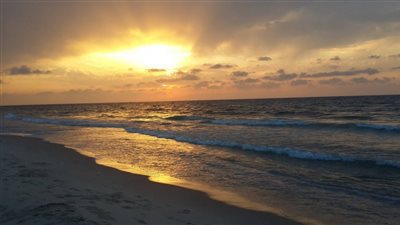 وصول جثة صياد مصرى قذفتها الأمواج أمام شاطئ غزة إلى مسقط رأسه بعزبة البرج