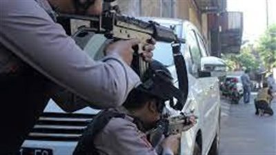 لحظة مقتل إمرأة مسلحة أطلقت الرصاص داخل شرطة بإندونيسيا (فيديو)