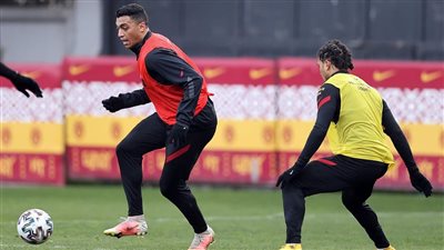 مصطفى محمد يغني بالتركي في سيارته (فيديو) 