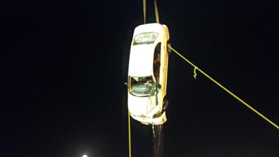 لحظة انتشال سيارة سقطت بالمجرى الملاحي لقناة السويس (صور وفيديو)