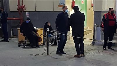  أهالي الأسرة الغارقة في المجرى الملاحي يتجمعون إمام مشرحة السلام ببورسعيد (صور)