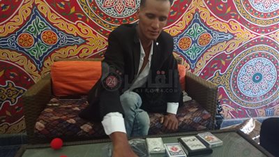 صعيدي يحترف ألعاب خفة اليد: 