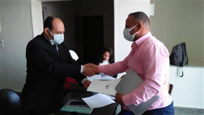 تسليم 16 وحدة صناعية للمستثمرين بالمجمع الصناعي بالأقصر