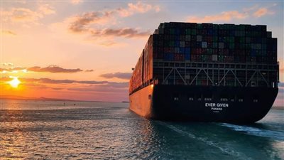 الفريق أسامة ربيع يكرم العاملين المشاركين في تعويم سفينة الحاويات البنمية 