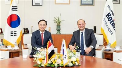 سفير مصر في سول يلتقي المدير التنفيذي لمجموعة شركات هيونداي روتام الكورية