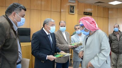 محافظ المنيا يُسلم 78 عقدًا لتقنين أوضاع أراضي الدولة