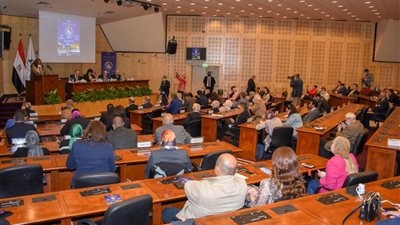 زاهي حواس: عالمة فرنسية حاولت سرقة مشروع 