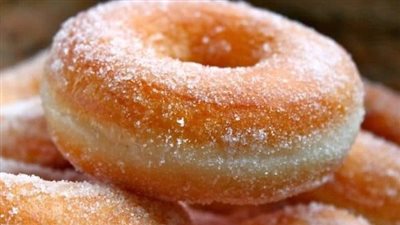 خطوات سهلة.. تعرف على طرق عمل الدونات في البيت