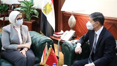 بطلب من وزيرة الصحة.. السفير الصيني يتدخل لاستكمال التعاقد على تصنيع مصر لقاح كورونا