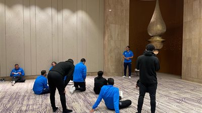 بعثة بيراميدز تصلي الجمعة بفندق الإقامة في الدار البيضاء