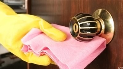 تعرفي على طرق بسيطة لتنظيف مقابض الأبواب