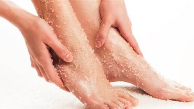 4 علاجات للتغلب على تشقق القدمين في فصل الشتاء