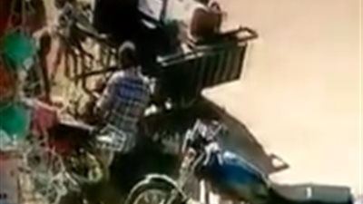 طفل يقود سيارة ويدهس عاملًا ونجله بسوهاج (فيديو)