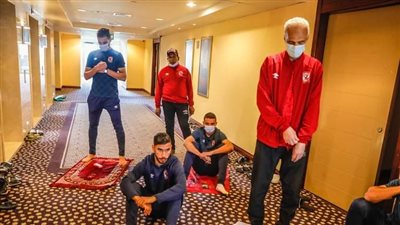 بعثة الأهلي تؤدي صلاة الجمعة في فندق الإقامة بالخرطوم