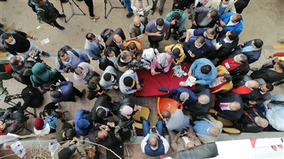 الصحفيون يطالبون بمد التصويت ساعة جديدة