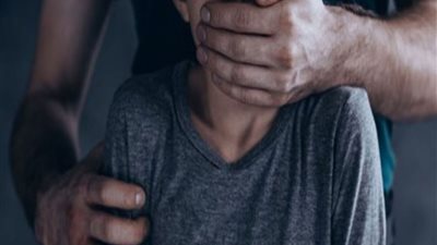 يعاني من نزوة جنسية.. شخص يعتدي جنسيًا على طفلين بحلوان