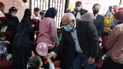 محافظ بورسعيد يقدم الهدايا لنزلاء دور الرعاية في يوم اليتيم (صور) 