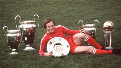 بايرن ميونخ يحتفل بعيد ميلاد أسطورة النادي شوارزينبيك