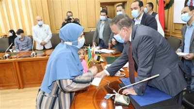 رد الجميل.. محافظ المنوفية يسلم مساعدات إنسانية لحالات غير قادرة بإجمالي 700 ألف جنيه