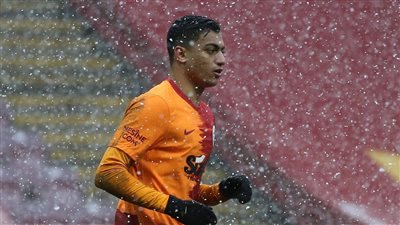 مصطفي محمد يخرج مصابا في مباراة جالطة سراي أمام دينامو بوخارست (فيديو)