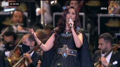 بعد أدائها الأوبرالي في حفل نقل المومياوات.. من هي المغنية 