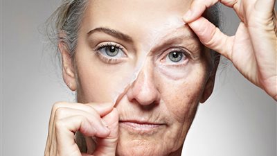 يسبب التجاعيد.. خبراء يحذرون من الإفراط في تناول الحلويات