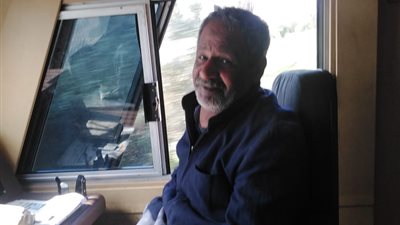 سائق قطار ينقذ أرواح عشرات المواطنين بسوهاج أثناء عبورهم لشييع جنازة: اللي حصل إعجاز (خاص)