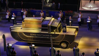 عقب المشاركة فى نقل المومياوات.. وزير الآثار ومديرة 