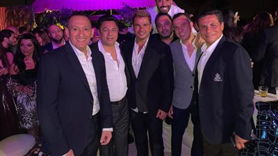 عمرو دياب مع أصدقائه خالد أبو بكر ومنتصر النبراوي وطاهر الخولي