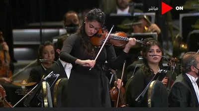 عازفة الكمان في فعالية نفل المومياوات الملكية: 