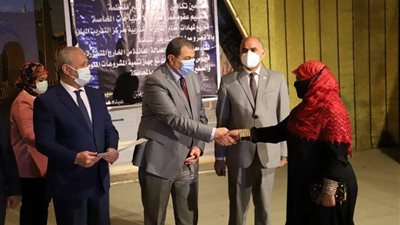 وزير القوى العاملة ومحافظ الأقصر يسلمان 205 متدربين شهادات الخبرة