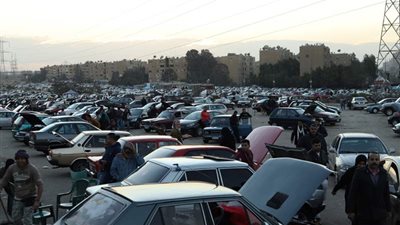 رئيس الوزراء يسلم سيارات للمستفيدين من مبادرة 