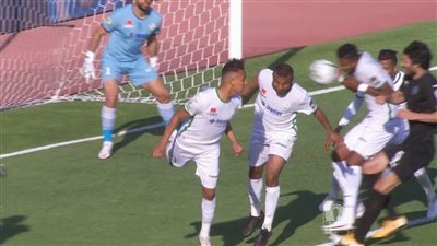 حكم مباراة الرجاء يواصل قرارته الغريبة ضد بيراميدز ويرفض احتساب ركلة جزاء 