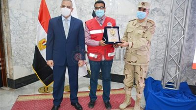 رئيس قوات الدفاع الشعبي والعسكري يُكرم مدير هيئة إسعاف سوهاج لجهوده في حادث قطاري طهطا (صور)