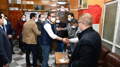 محافظ الفيوم يقدم واجب العزاء لأسرة شهيد 