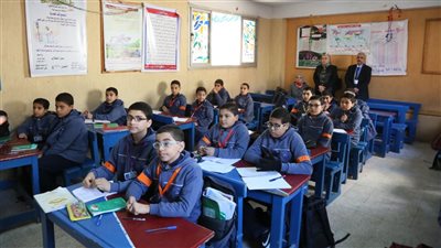 أولياء أمور مدرسة بالقليوبية يحررون محضرا ضد المديرة بسبب سوء معاملة أبنائهم 