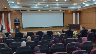 محافظ بورسعيد يشيد بدور الجهاز التنفيذي في دعم مسيرة التنمية 